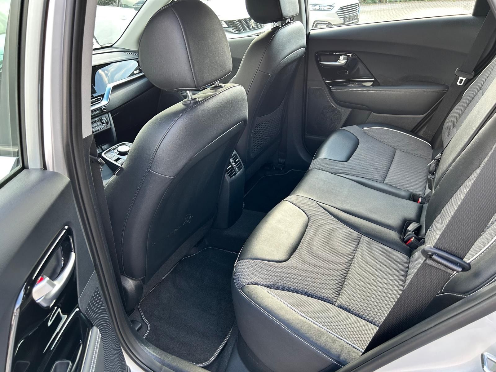 Fahrzeugabbildung Kia e-Niro°64 kWh°Leder°CCS°Kamera°1.Hand