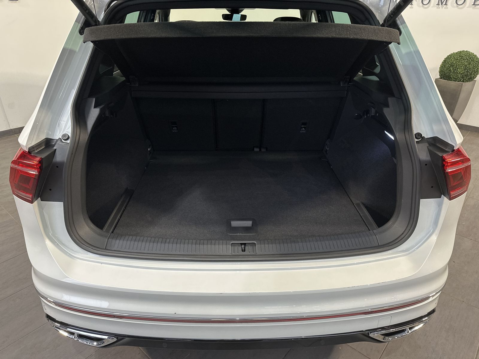 Fahrzeugabbildung Volkswagen Tiguan R-Line 4M NAV+IQ-LIGHT+PANO+20ZO+360°+ACC