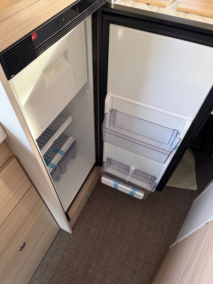 Fahrzeugabbildung Eura Mobil Van V 595 HB Pop-Up Dach, Captain-Chair-Sitze