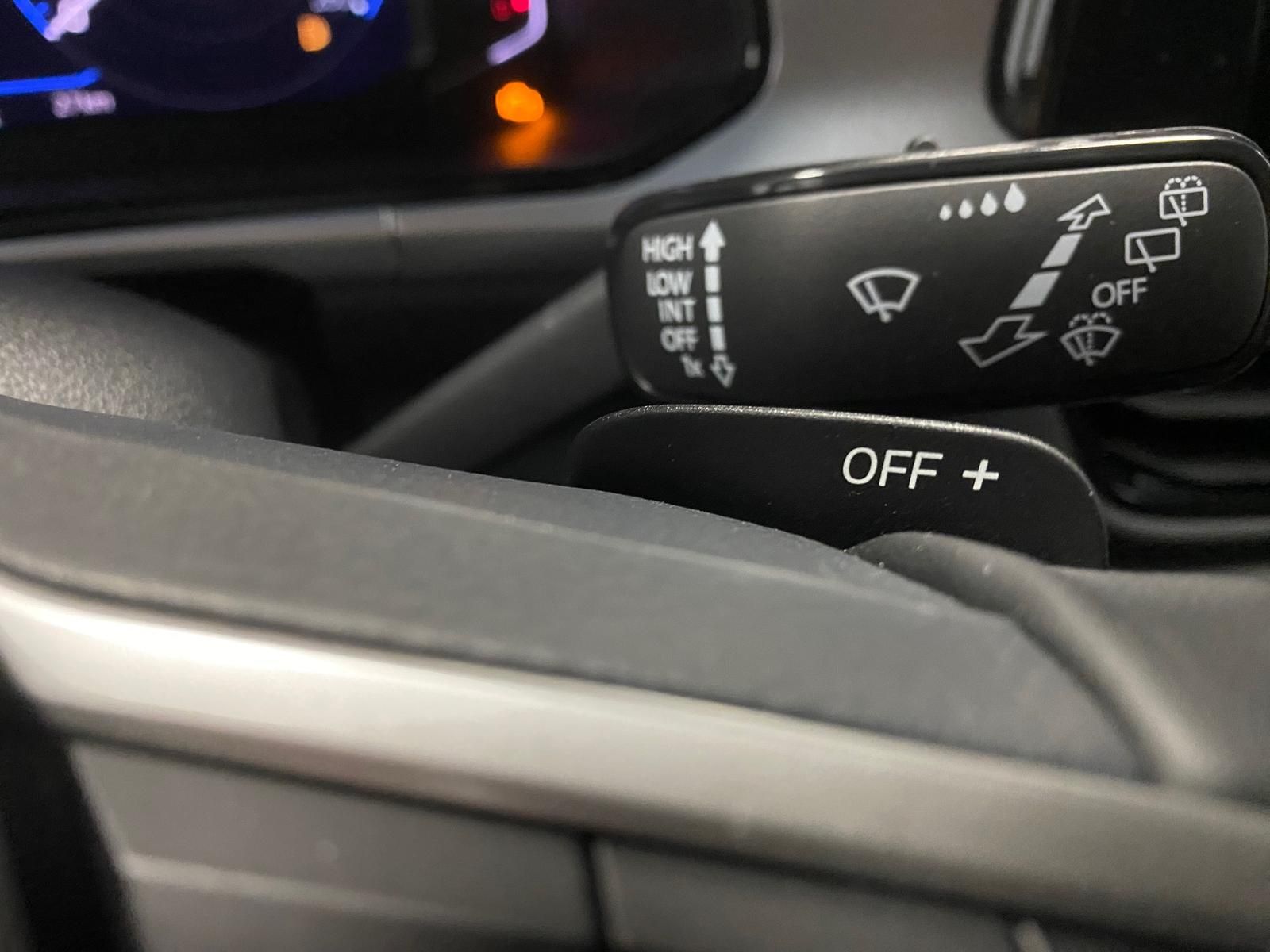 Fahrzeugabbildung Volkswagen T-Roc 1.5 TSI DSG LIFE+ACC+AHK+BHZ Lenkrad+RFK++