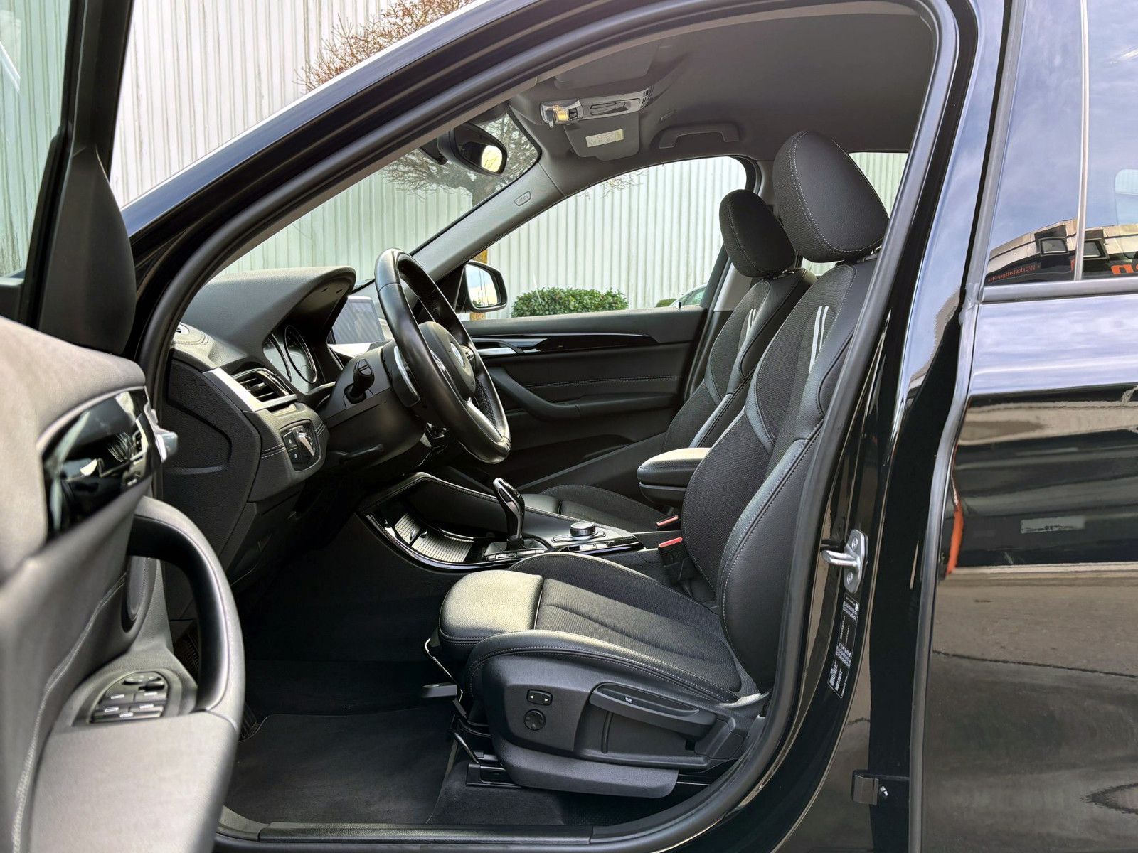 Fahrzeugabbildung BMW X1 sDrive 20i Sport-Line LED SHZ PDC KAM TEMP BT