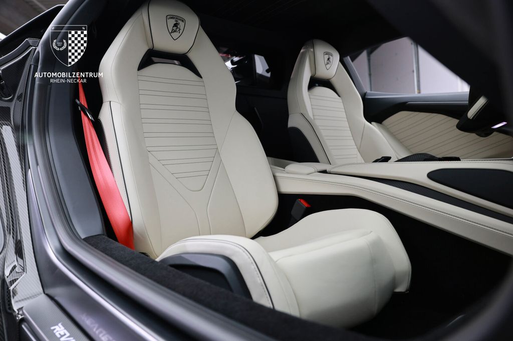 LAMBORGHINI Revuelto 2025