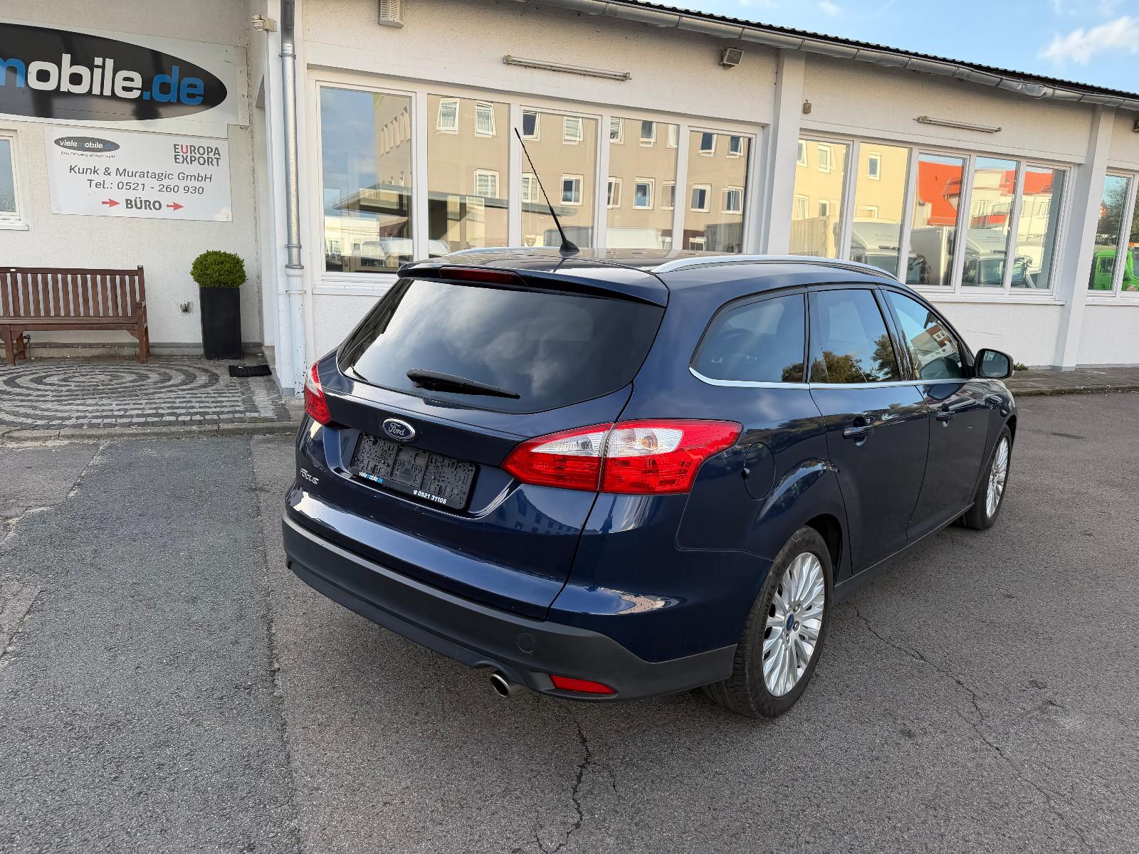 Ford Focus 2011 — photo 16