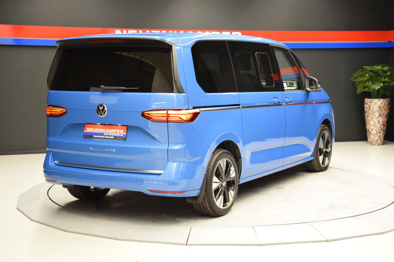 Fahrzeugabbildung Volkswagen T7 Multivan Style DSG Pano vis-a-vis Matrix AHK