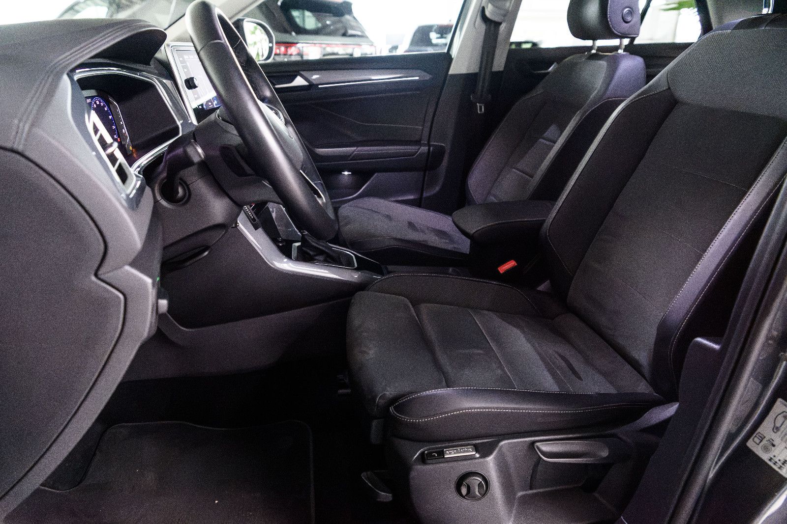 Fahrzeugabbildung Volkswagen T-Roc Style 1.5l TSI DSG +Navi +AHK +ACC +LED