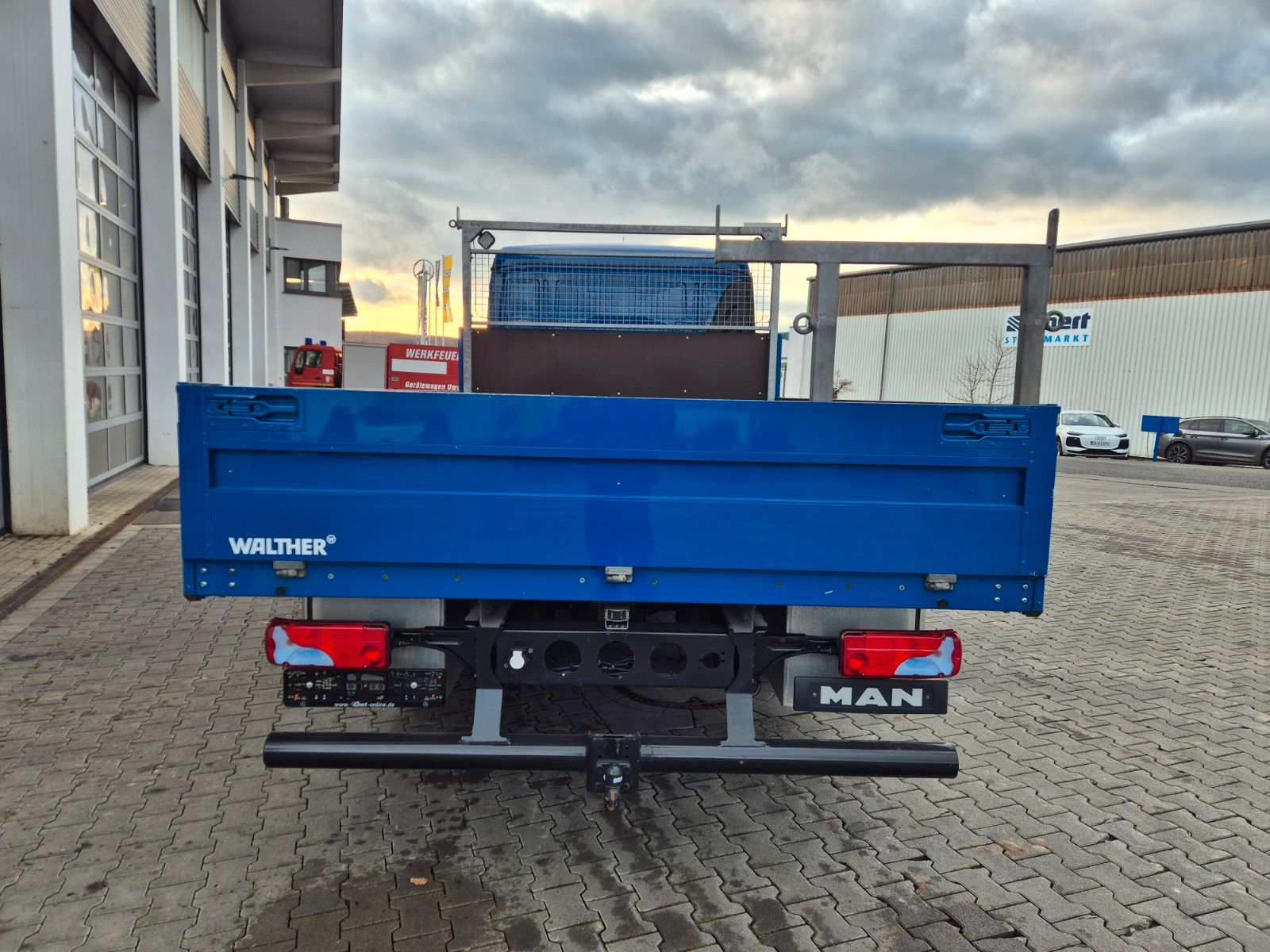 Fahrzeugabbildung MAN TGL 8.220 4x2 BL Doka 7 Sitze AHK Klima Standh.