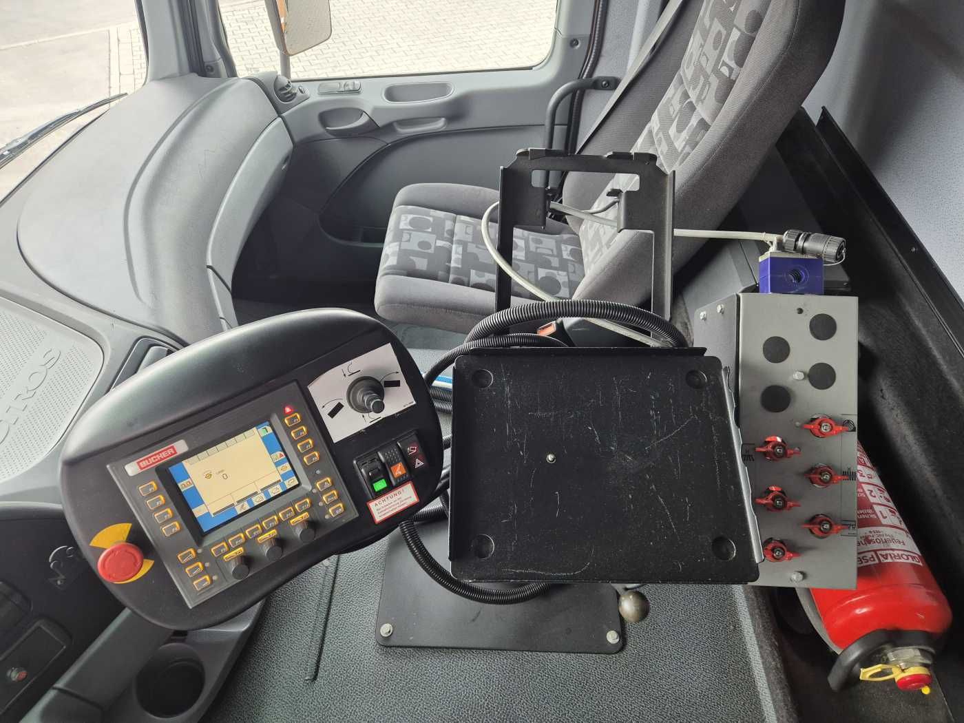 Fahrzeugabbildung Mercedes-Benz Actros 2032 A 4x4 Bucher STKF 9500 Airport 30x