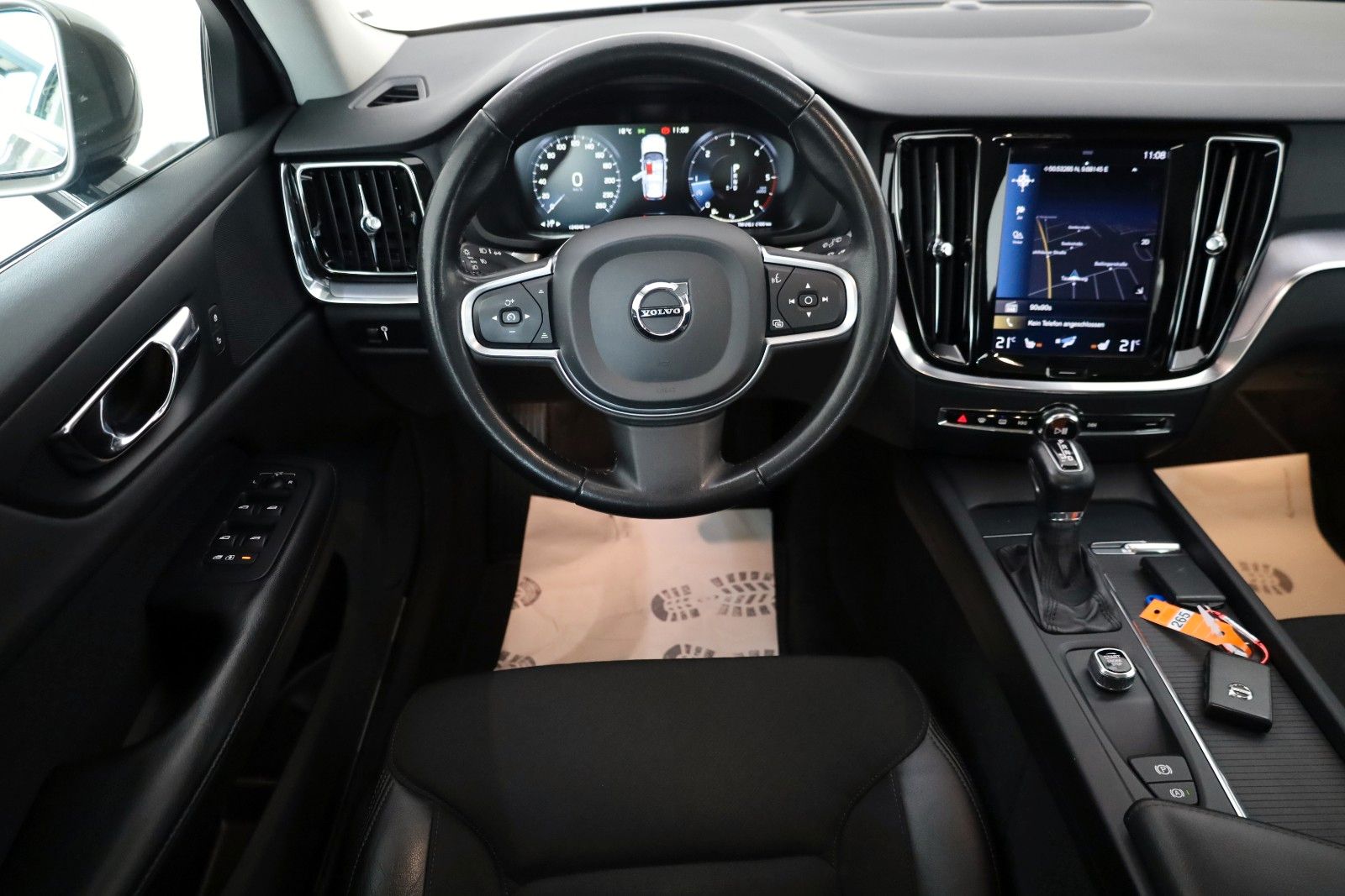 Fahrzeugabbildung Volvo V60 Momentum, T.Leder,Navi,LED,SH,PDC,AHK