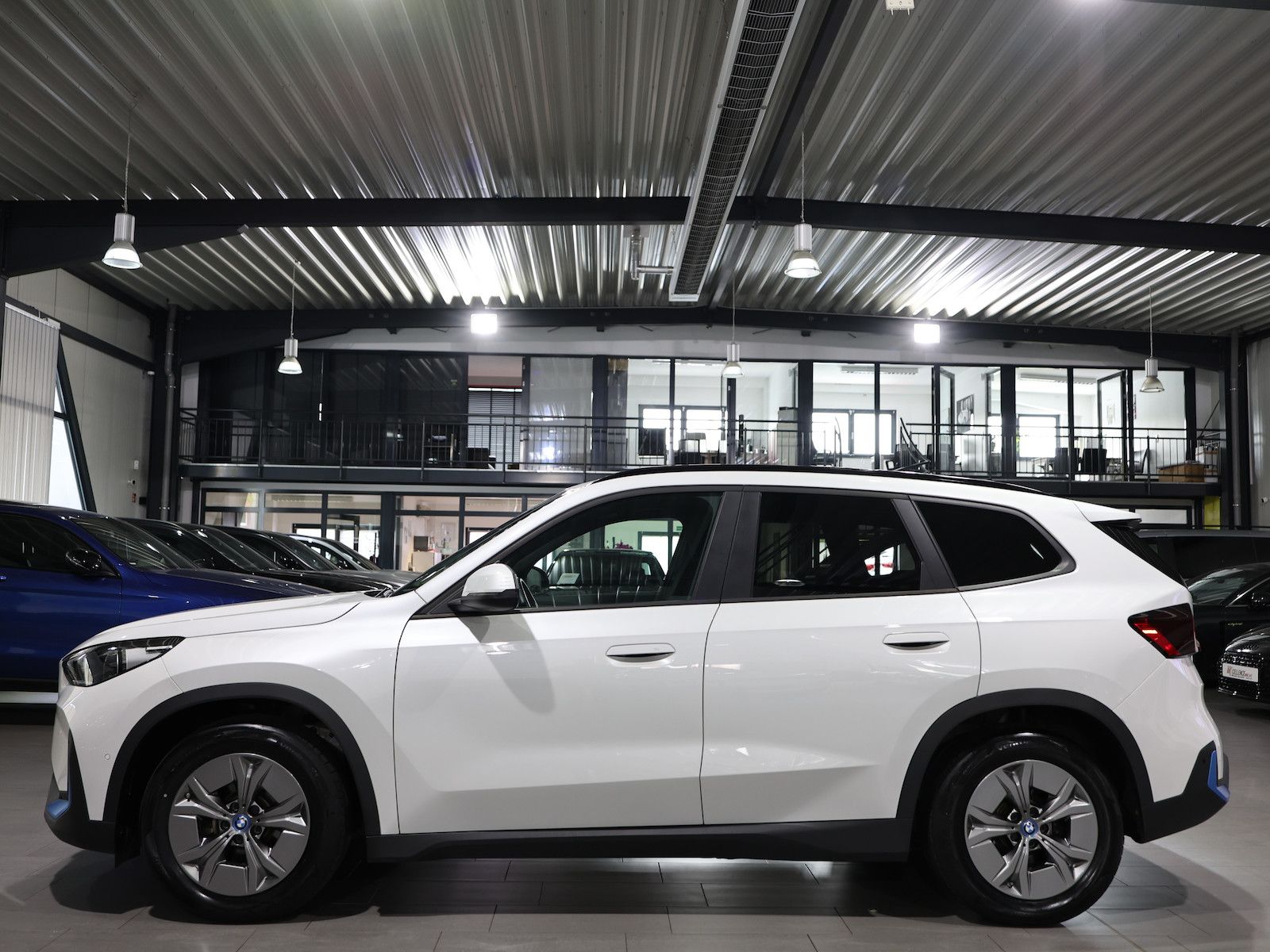 BMW iX1 30 xDrive 95,7% PREMIUM / HARMAN/KARDON, LED foto 8