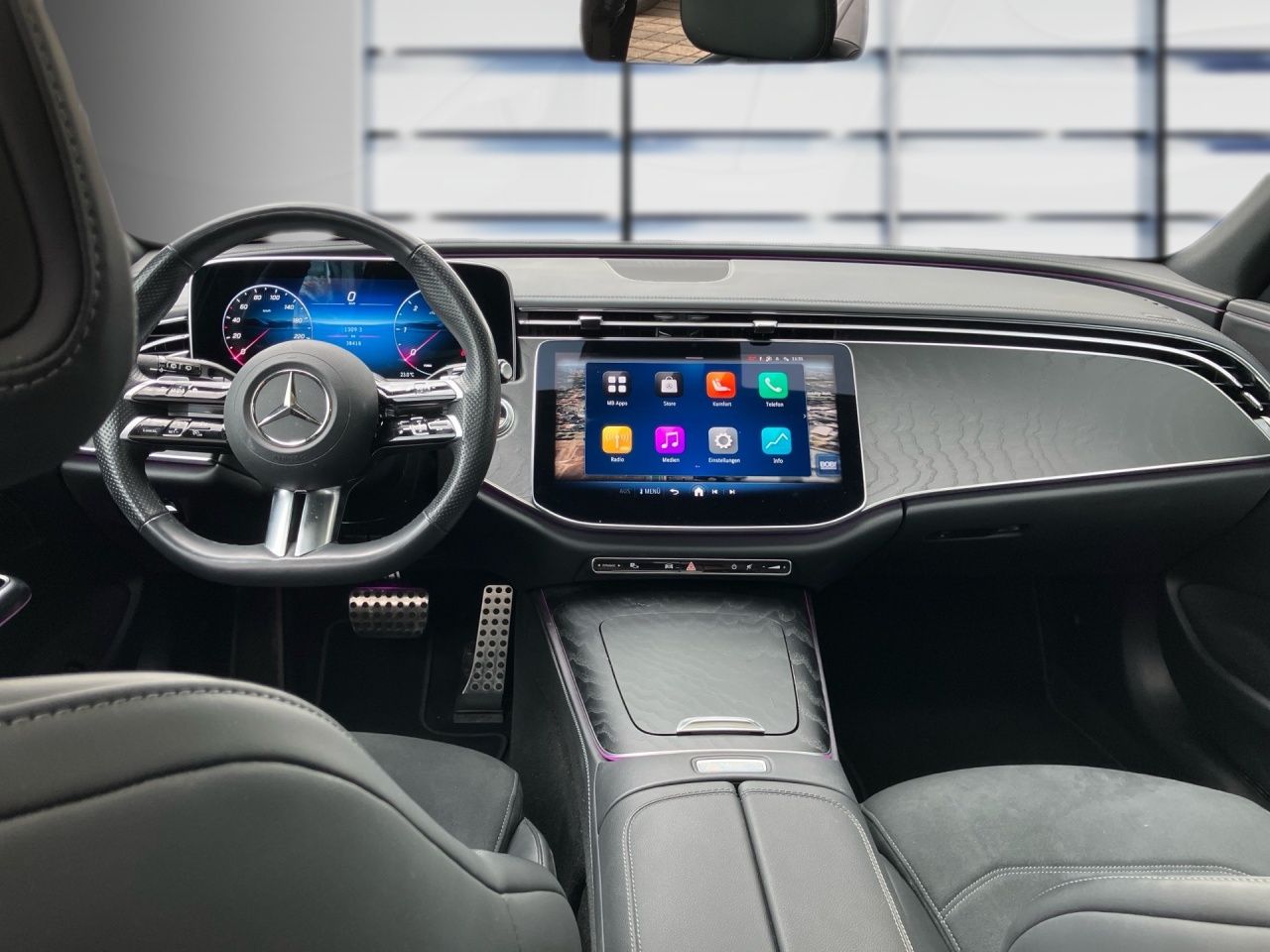 Fahrzeugabbildung Mercedes-Benz E 220 d T AMG AHK Pano Night DigitalL 360° Memor