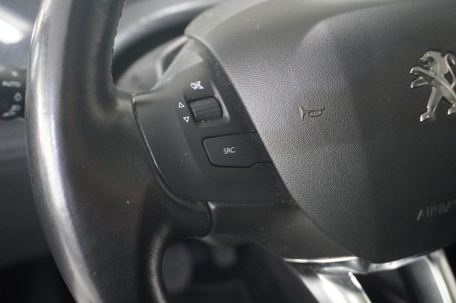 Fahrzeugabbildung Peugeot 2008 1.5D ALLURE NAVI/LED/KAMERA/SHZ/PANO./SPORT