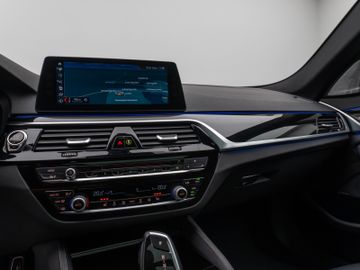 Fahrzeugabbildung BMW 540d xDr Tour HUD ACC Pano 360° Bowers & Wilkins