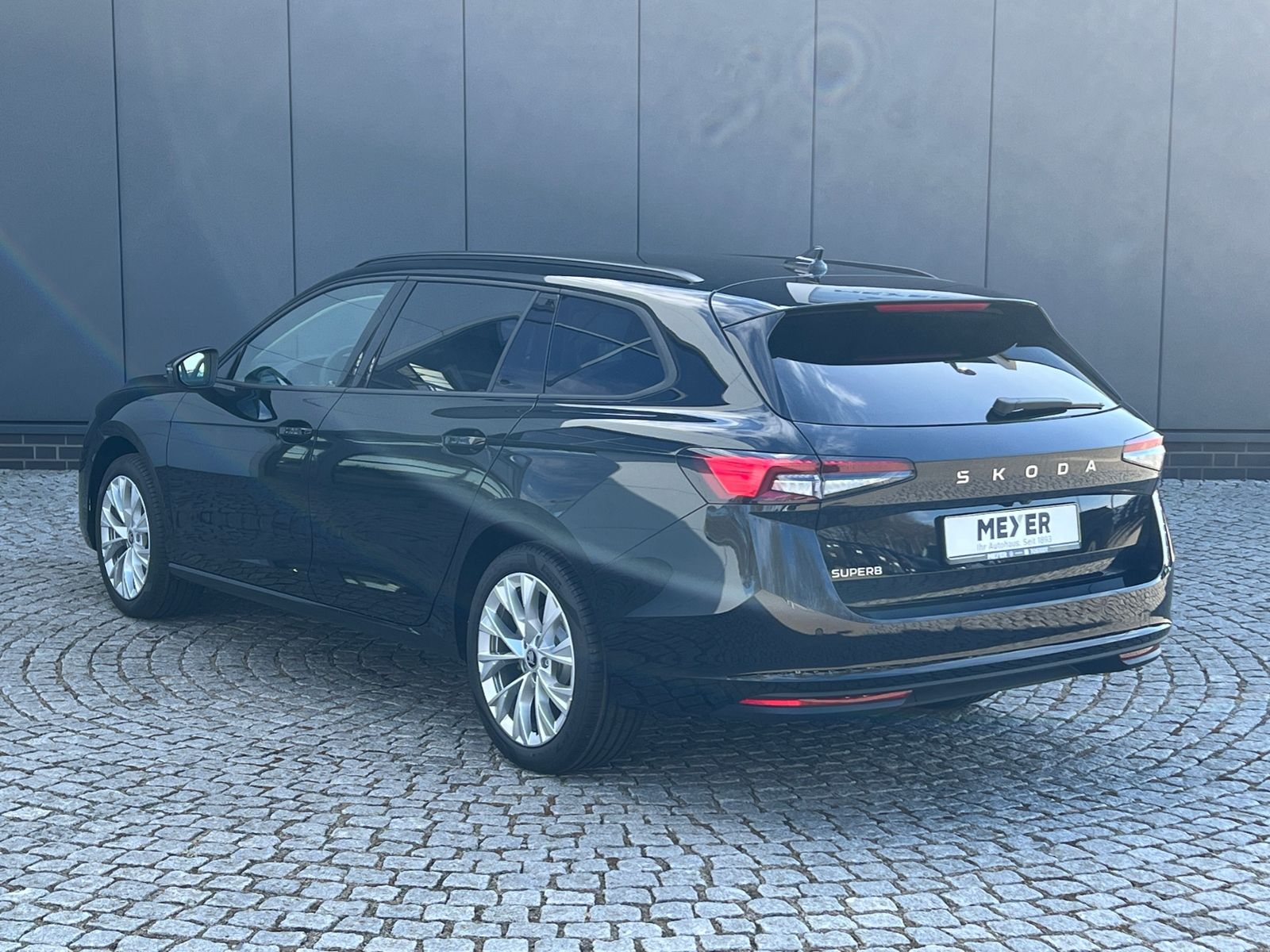 Fahrzeugabbildung SKODA Superb Combi Selection 2.0 TDI DSG *AHK, Navi, 1