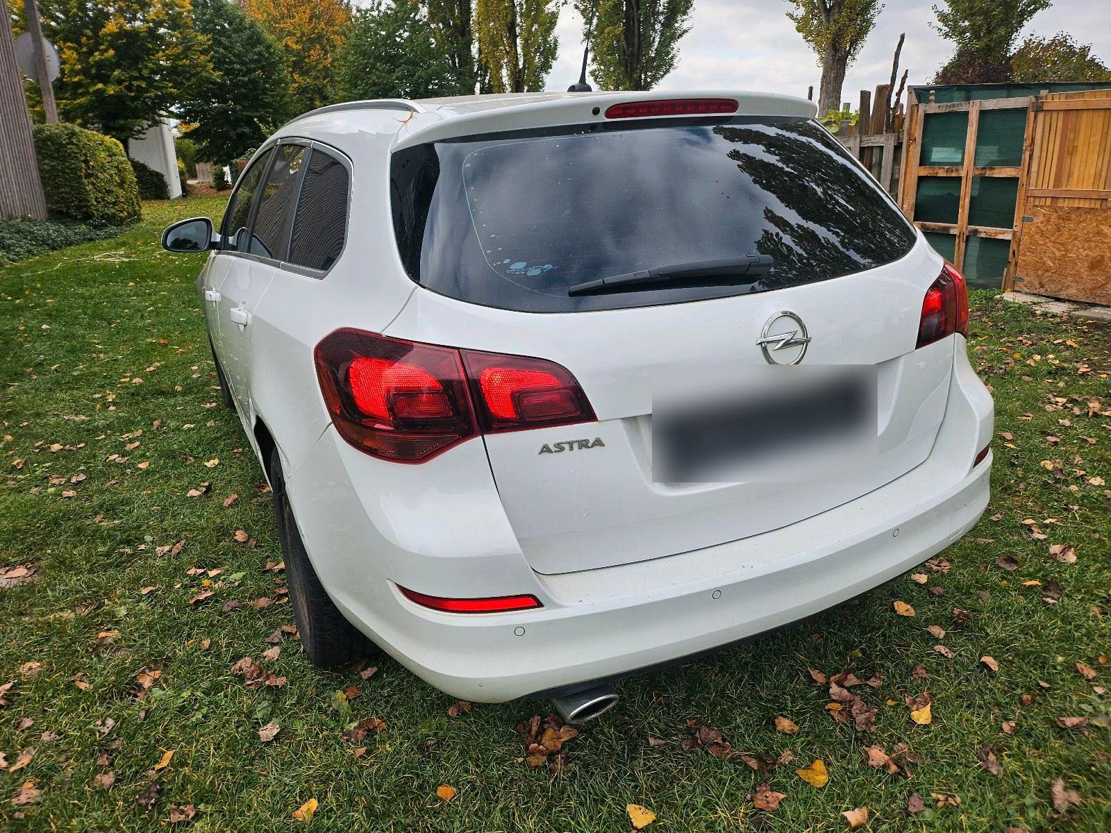 Opel Astra 2012 — photo 14