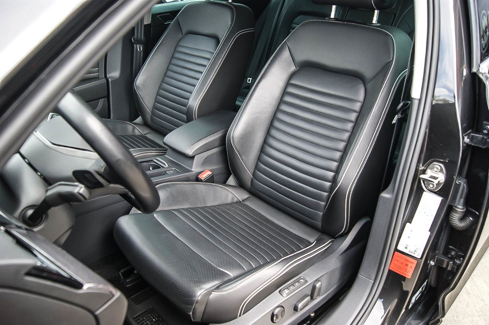 Fahrzeugabbildung Volkswagen Passat Variant 20TDI 4Motion R-Line MATRIX PANO