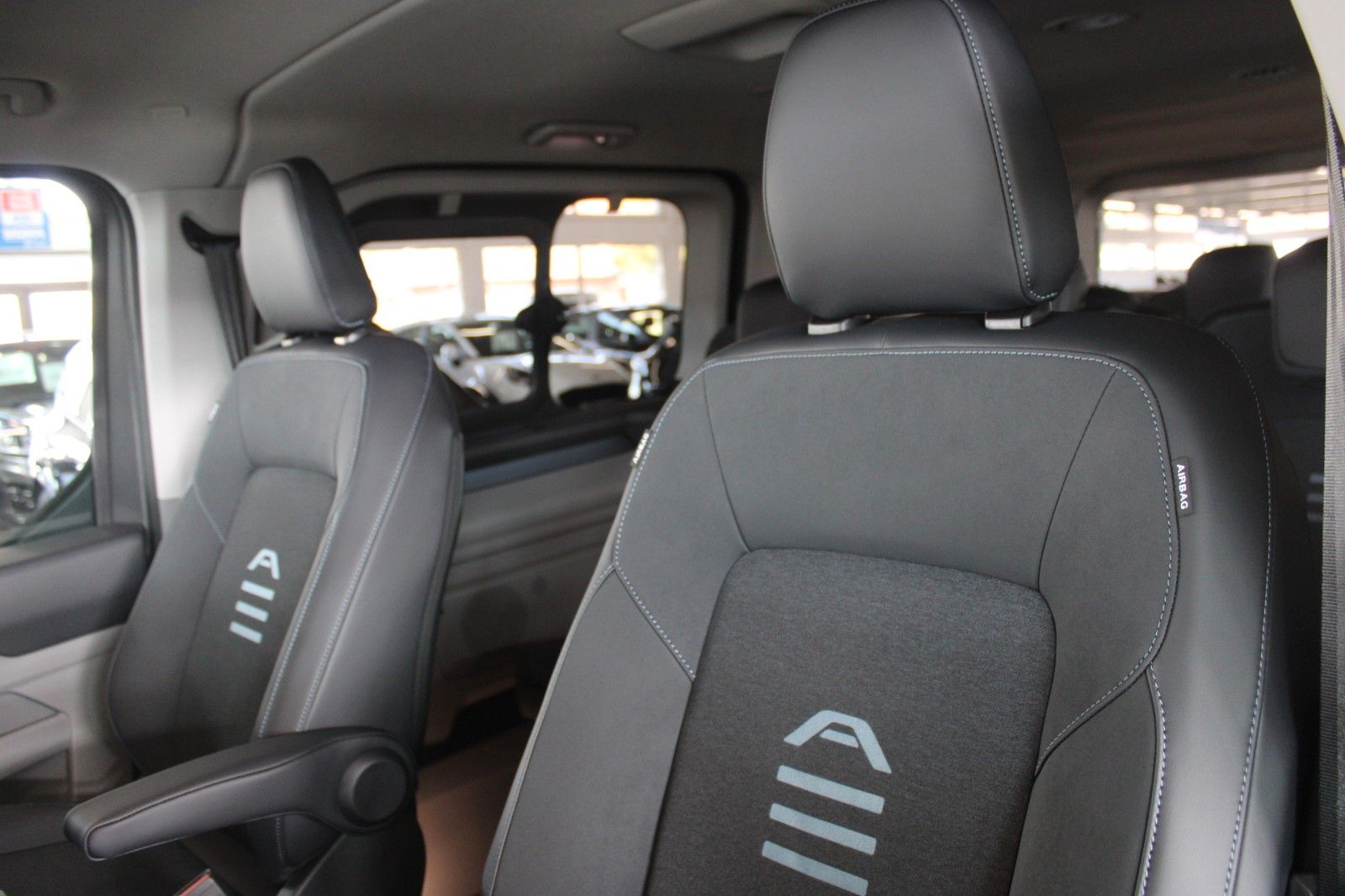 Fahrzeugabbildung Ford Tourneo Custom L1 Active AWD Automatik AHK STDHZ
