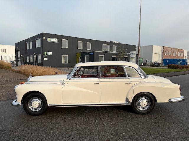 Mercedes-Benz Adenauer 300d