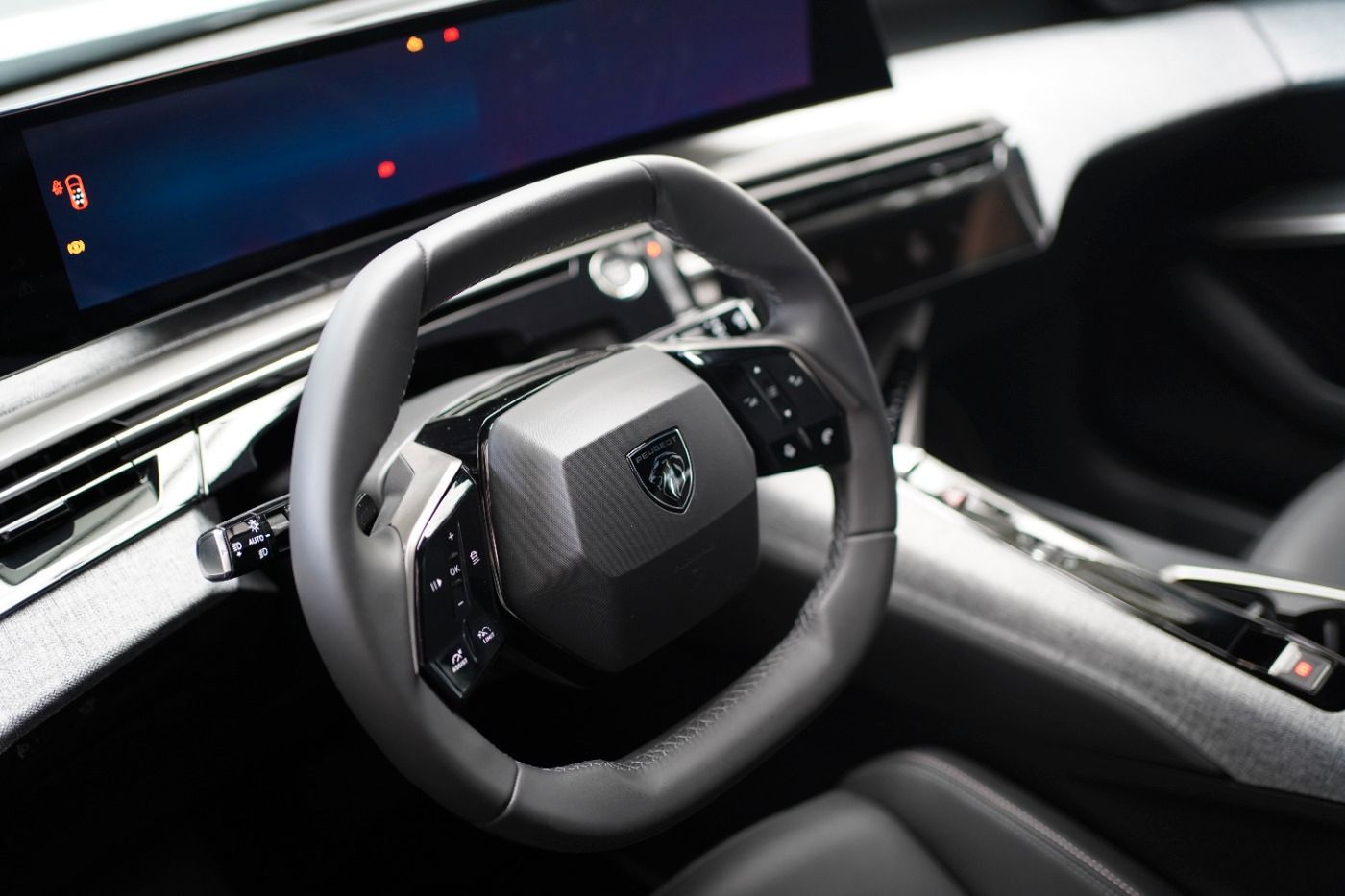 Fahrzeugabbildung Peugeot 5008 Allure Hybrid 145 e-DSC6 7 Sitzer Navi