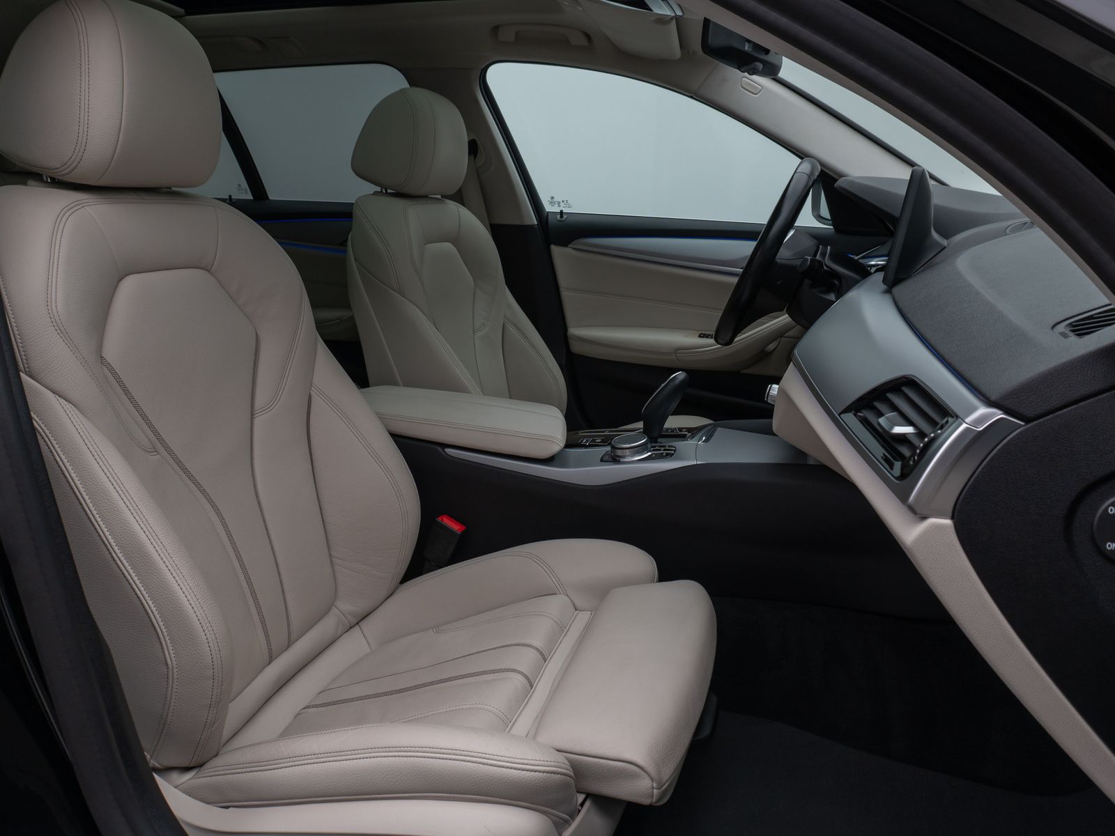Fahrzeugabbildung BMW 530d  Panorama Kamera Laser HUD DAB HiFi Komfort
