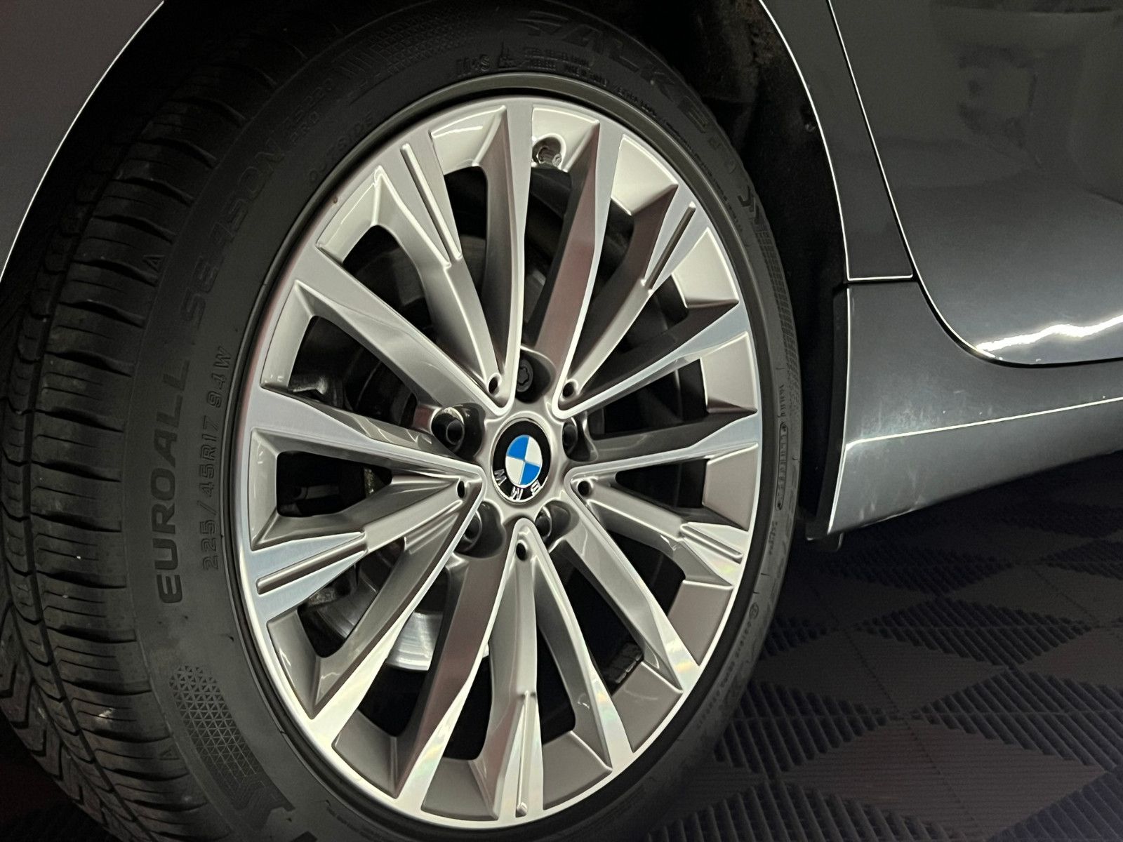 Fahrzeugabbildung BMW 120 d xDrive LUXURY LINE/LED/HuD/VRTL PIT/PANO