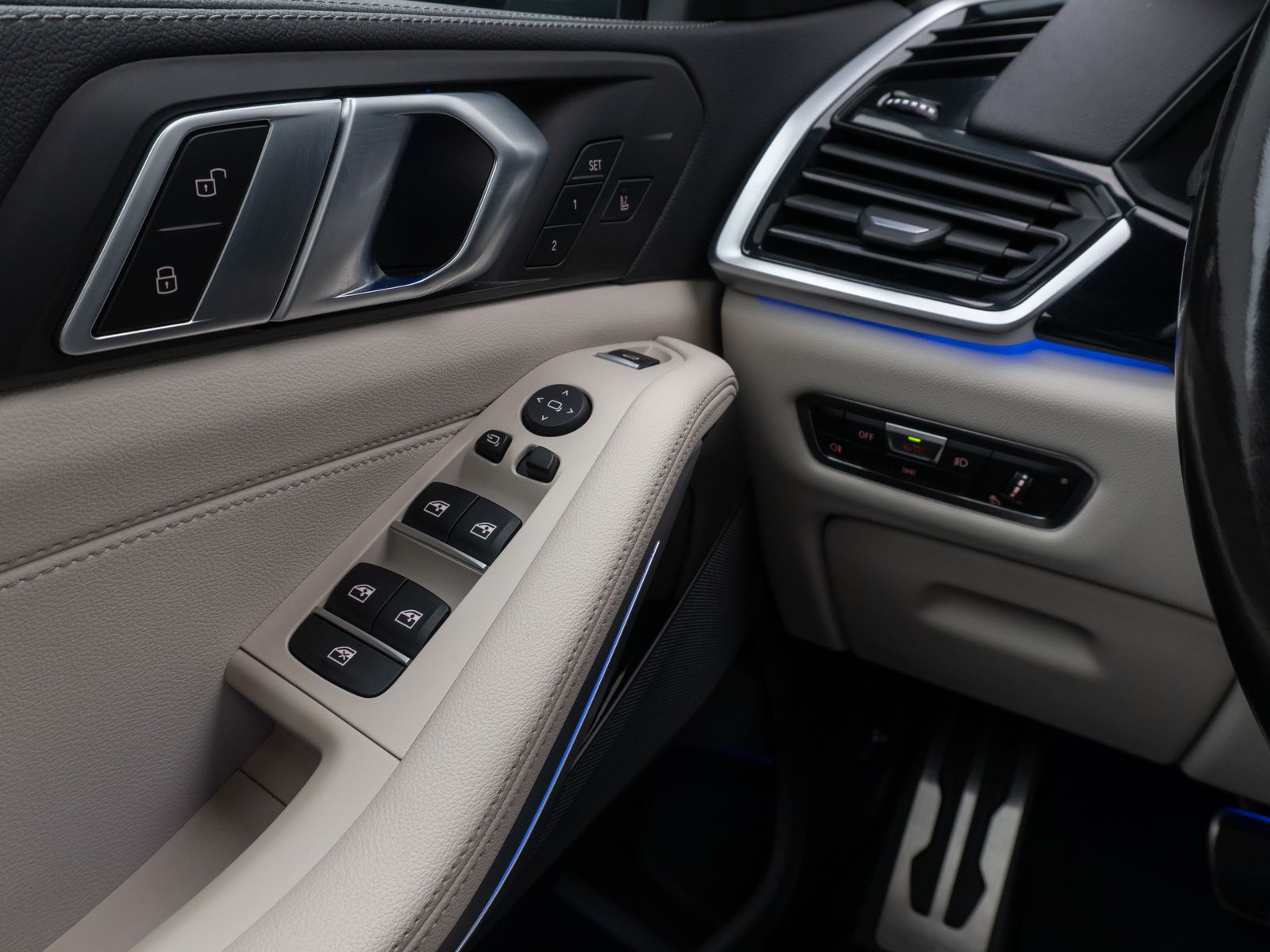 Fahrzeugabbildung BMW X5 xD30d M Sport 360°SoftCl HUD Panorama Belüftu