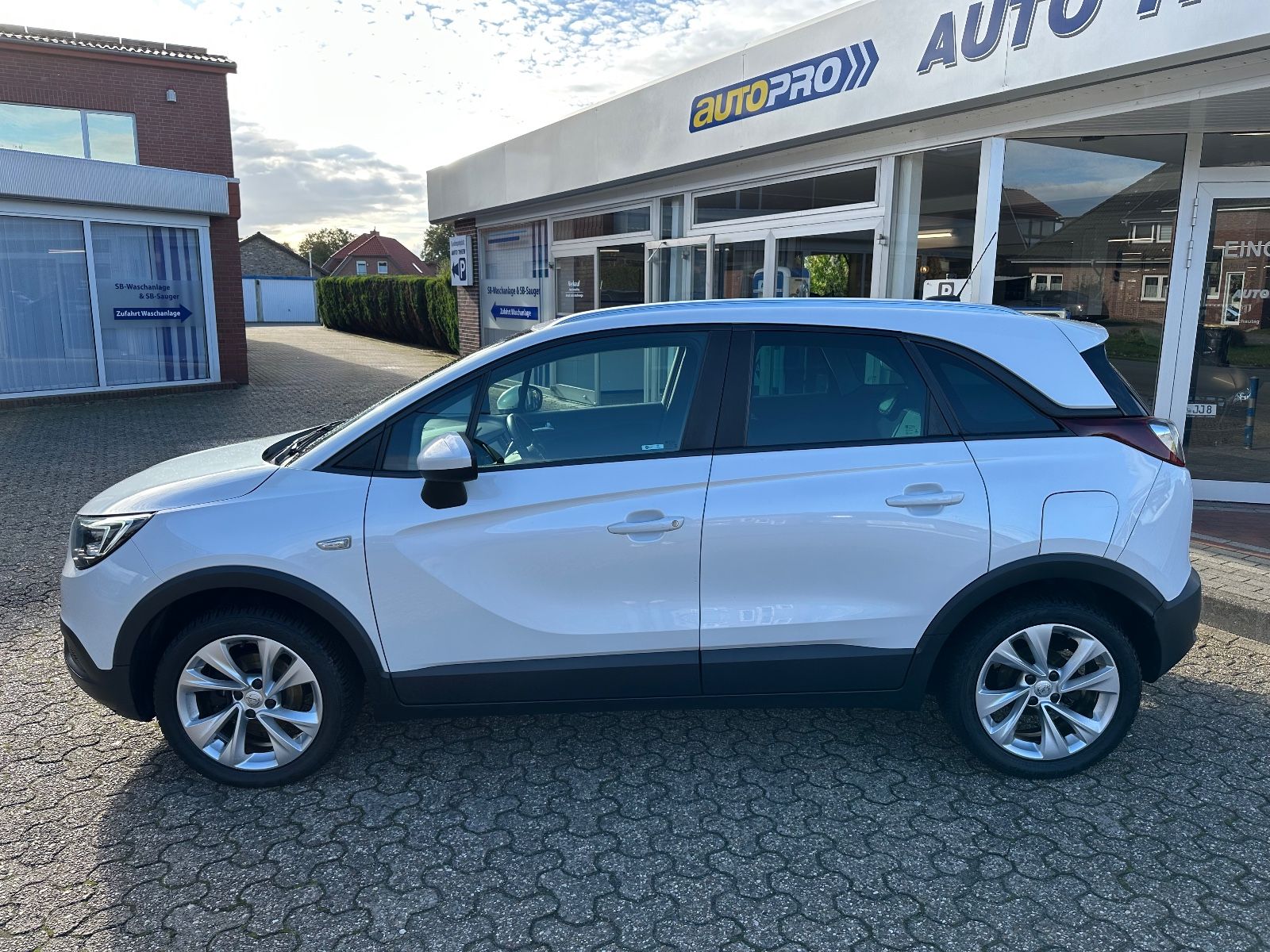 Fahrzeugabbildung Opel Crossland 1.6 D Edition AHK/Pano/LED/Keyless/GRA
