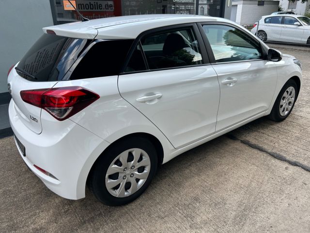 Fahrzeugabbildung Hyundai i20 +1.Hand+NaviZB+SHZ+WR+SR+Klima+