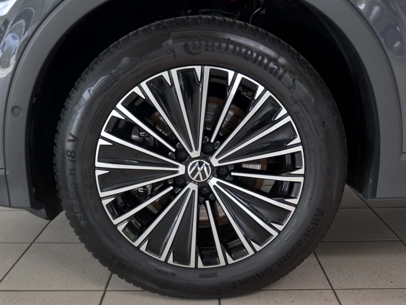 Fahrzeugabbildung Volkswagen Tiguan Life 2.0 TDI DSG | LED AHK RFK ACC