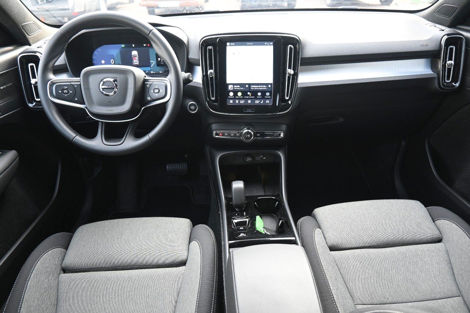 Fahrzeugabbildung Volvo XC40 B3 DKG Plus Black Edition*FSHZG*360*H&K*ACC