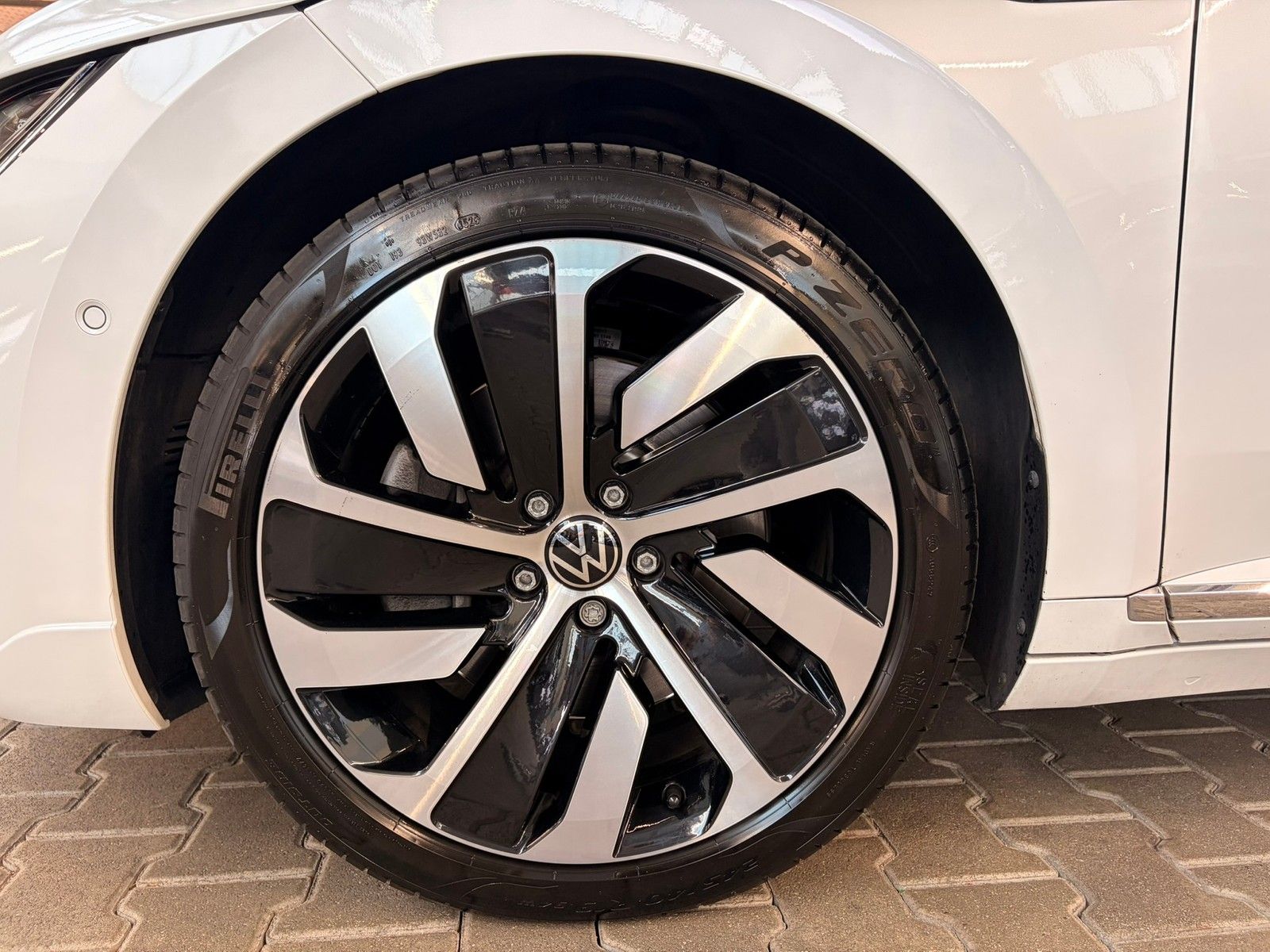Fahrzeugabbildung Volkswagen Arteon SB R-Line 2.0 TSI DSG 4M +ACC +IQ.Light - mit KI generiert/bearbeitet