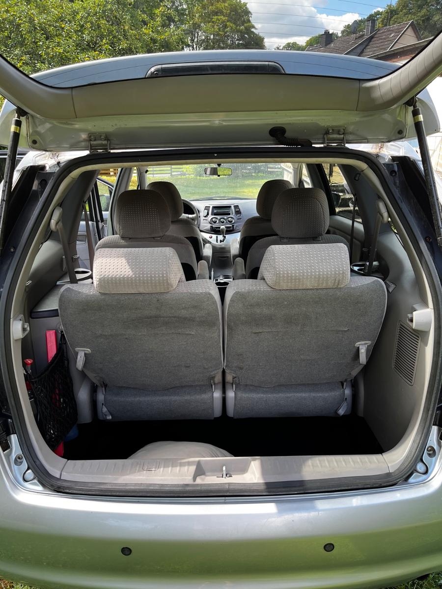 Mitsubishi Grandis 2005 — photo 11