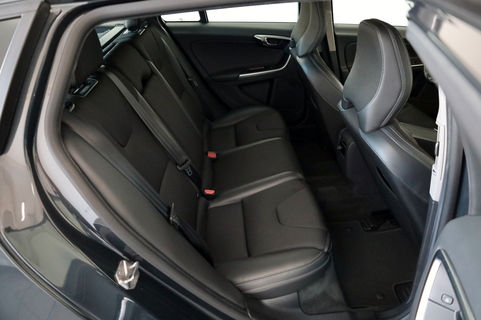 Fahrzeugabbildung Volvo V60 Kombi Linje Business T.Leder,Navi,SH,PDC