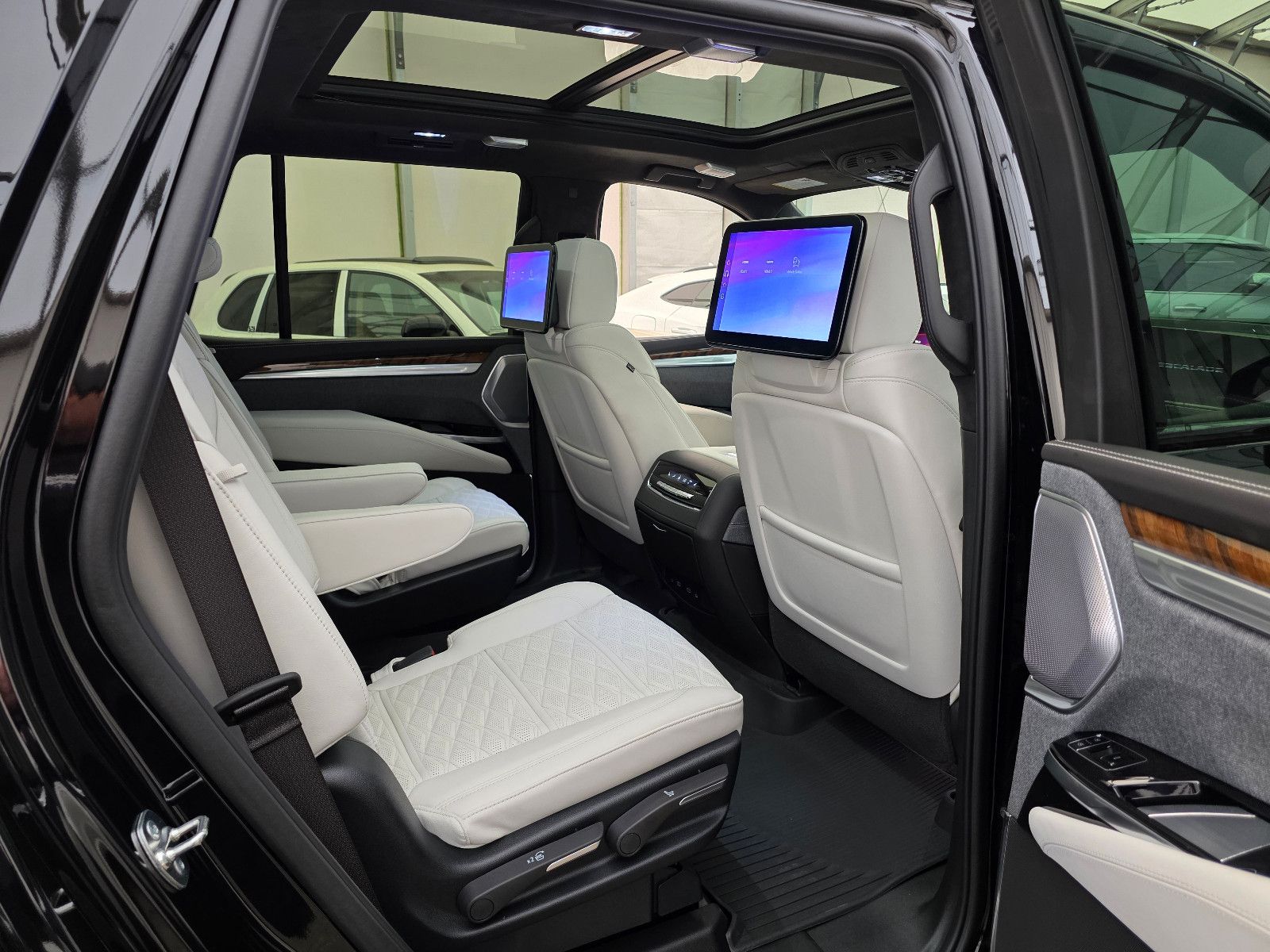 Fahrzeugabbildung Cadillac Escalade Sport Platinum T1: 129.000 EUR, Stock !