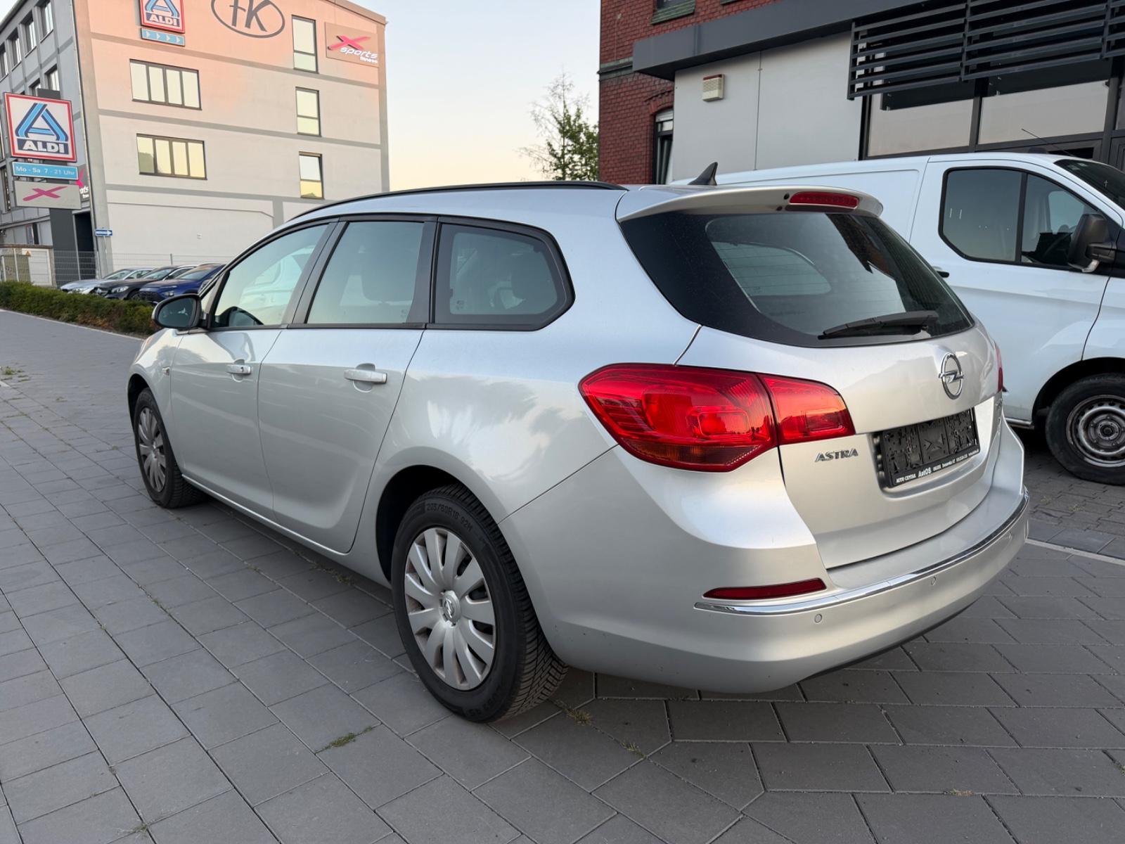 Opel Astra 2015 — rear view