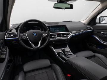 Fahrzeugabbildung BMW 320d xD SportLine HUD DAB 360°Stop&Go Alarm AHK