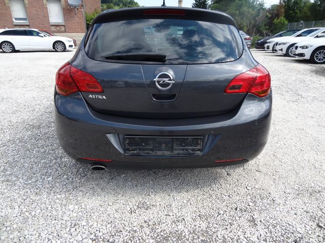Fahrzeugabbildung Opel Astra J Lim. 5-trg. Design Edition/2.Hd/Klima/