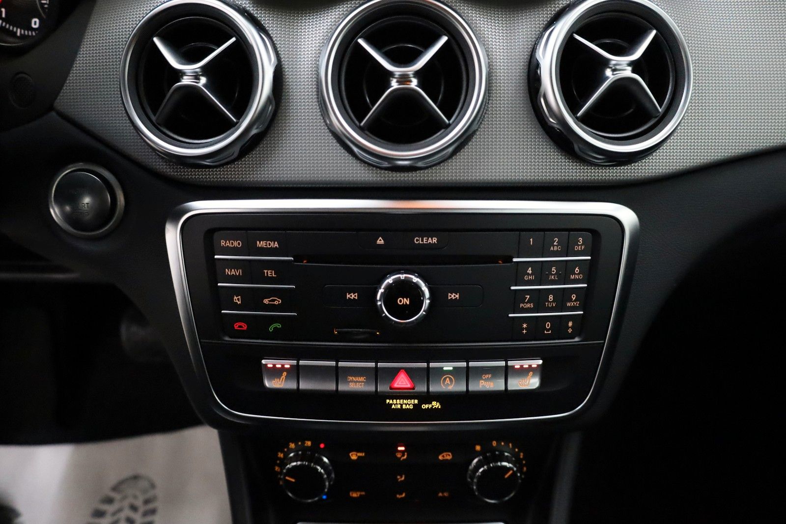 Fahrzeugabbildung Mercedes-Benz GLA 200 Urban T.Leder,Navi,LED,Kamera,SH,SR+WR