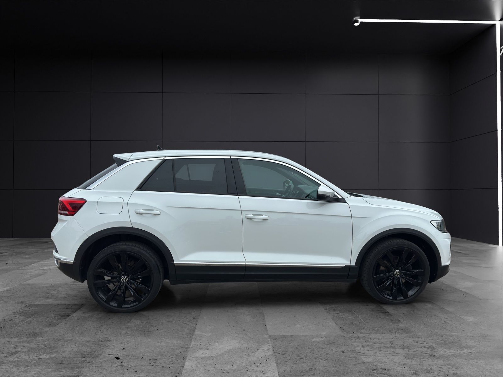 Fahrzeugabbildung Volkswagen T-Roc TDI Sport DSG LED ACC SHZ RearView Navi Kl