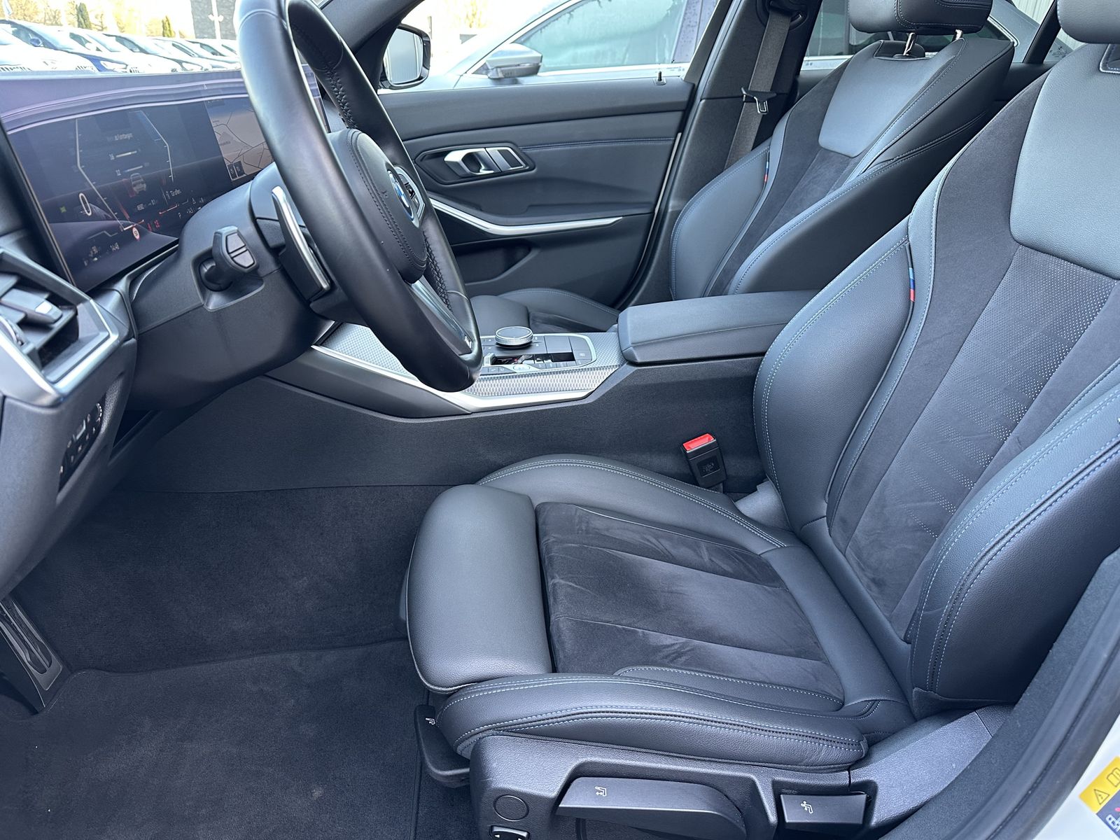 Fahrzeugabbildung BMW 330e Touring M-Sport NAV+LED+PANO+19ZO+ALARM+1HD