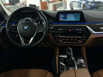 Fahrzeugabbildung BMW 520d xD  Luxury Line ACC Pano AHK HUD Kamera 360