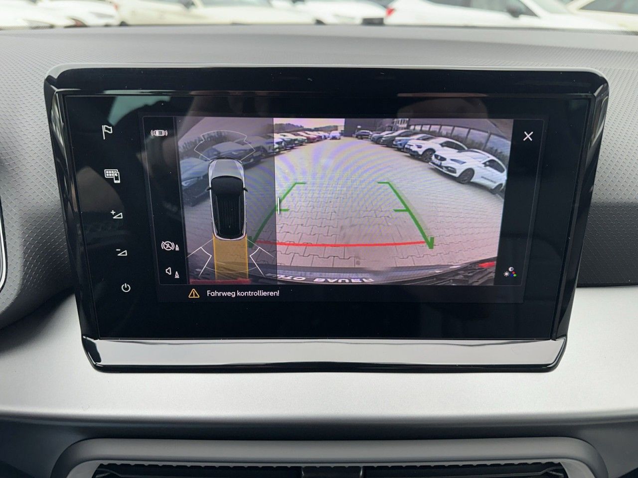 Fahrzeugabbildung SEAT Arona FR 1.0 TSI 116 PS 6-Gang - mit KI generiert/bearbeitet