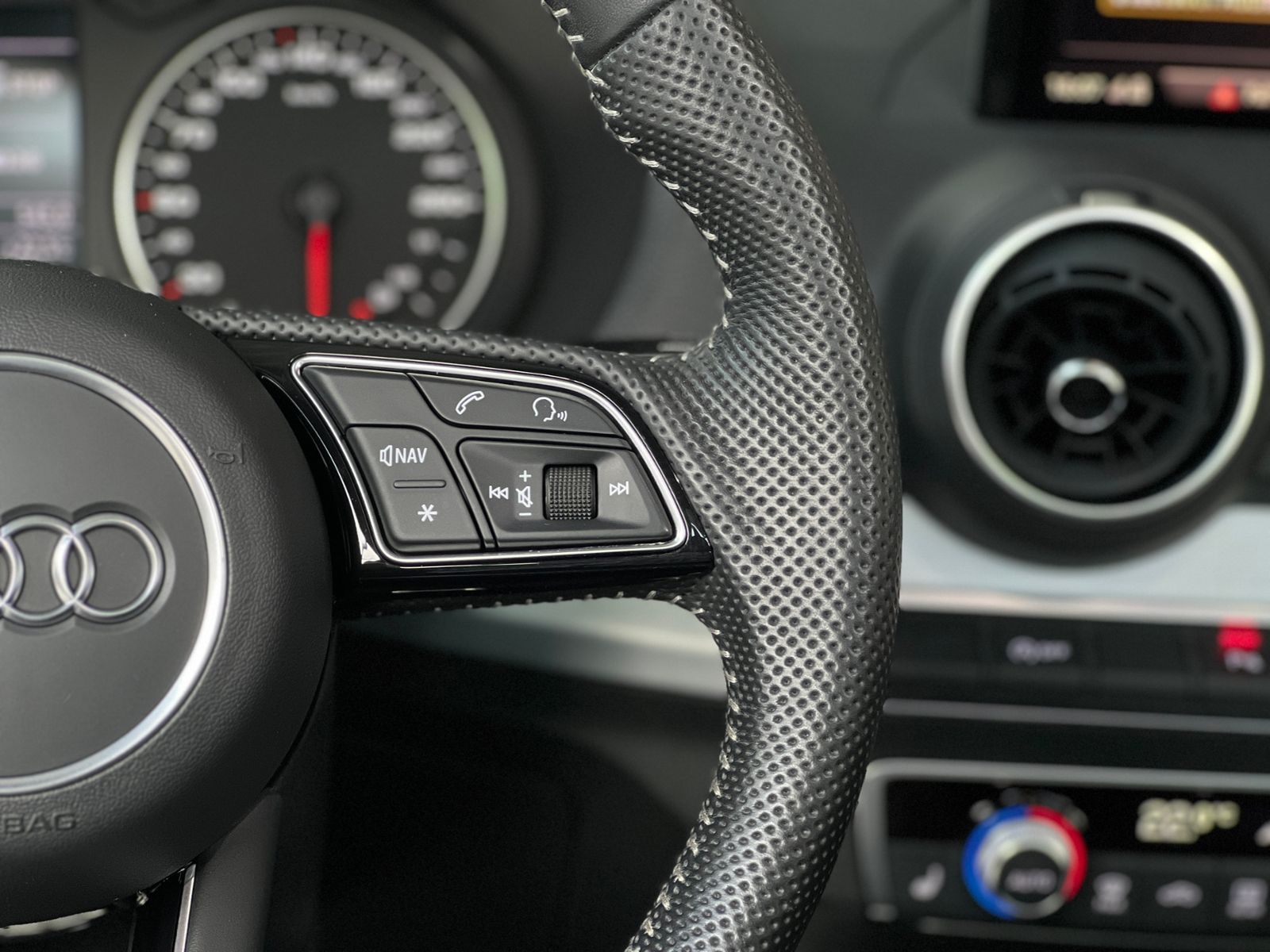 Fahrzeugabbildung Audi Q2 35 TFSI S-Tronic S Line PANO SHZ LED NAVI