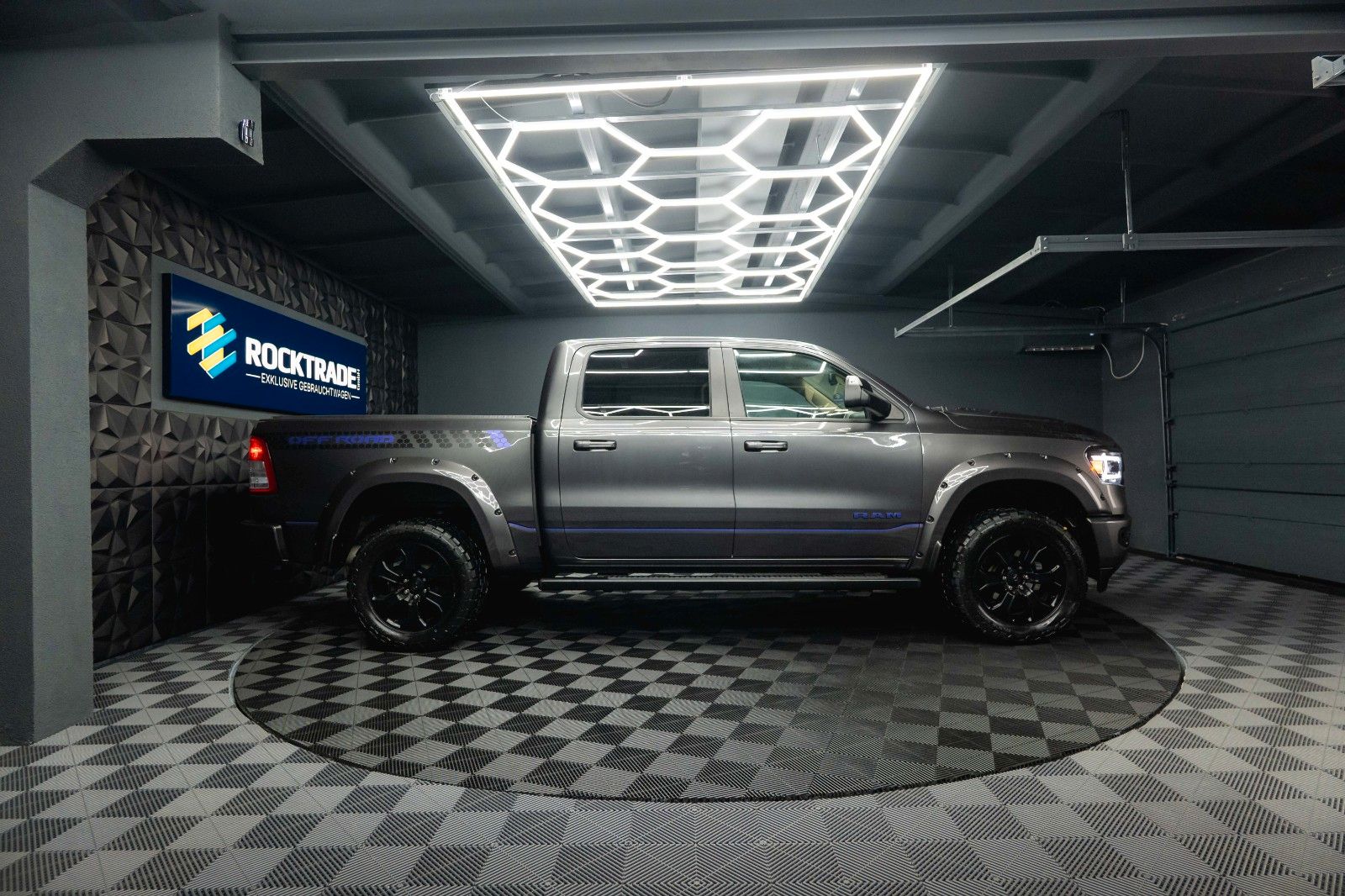 Fahrzeugabbildung Dodge RAM 5.7 V8 HEMI 4x4 OFFROAD Night-Paket *LED*