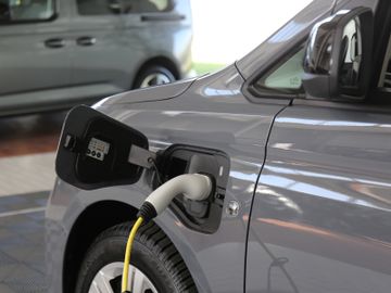 Volkswagen Caddy eHybrid DSG LED APP ACC SIDE 5J GARANTIE