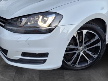 Volkswagen Golf VII Lim. 1.6 TDI DSG*PANO*XENON*PARKPILOT