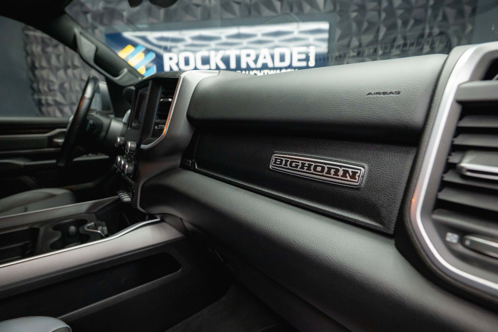 Fahrzeugabbildung Dodge RAM 5.7 V8 HEMI 4x4 OFFROAD Night-Paket *LED*