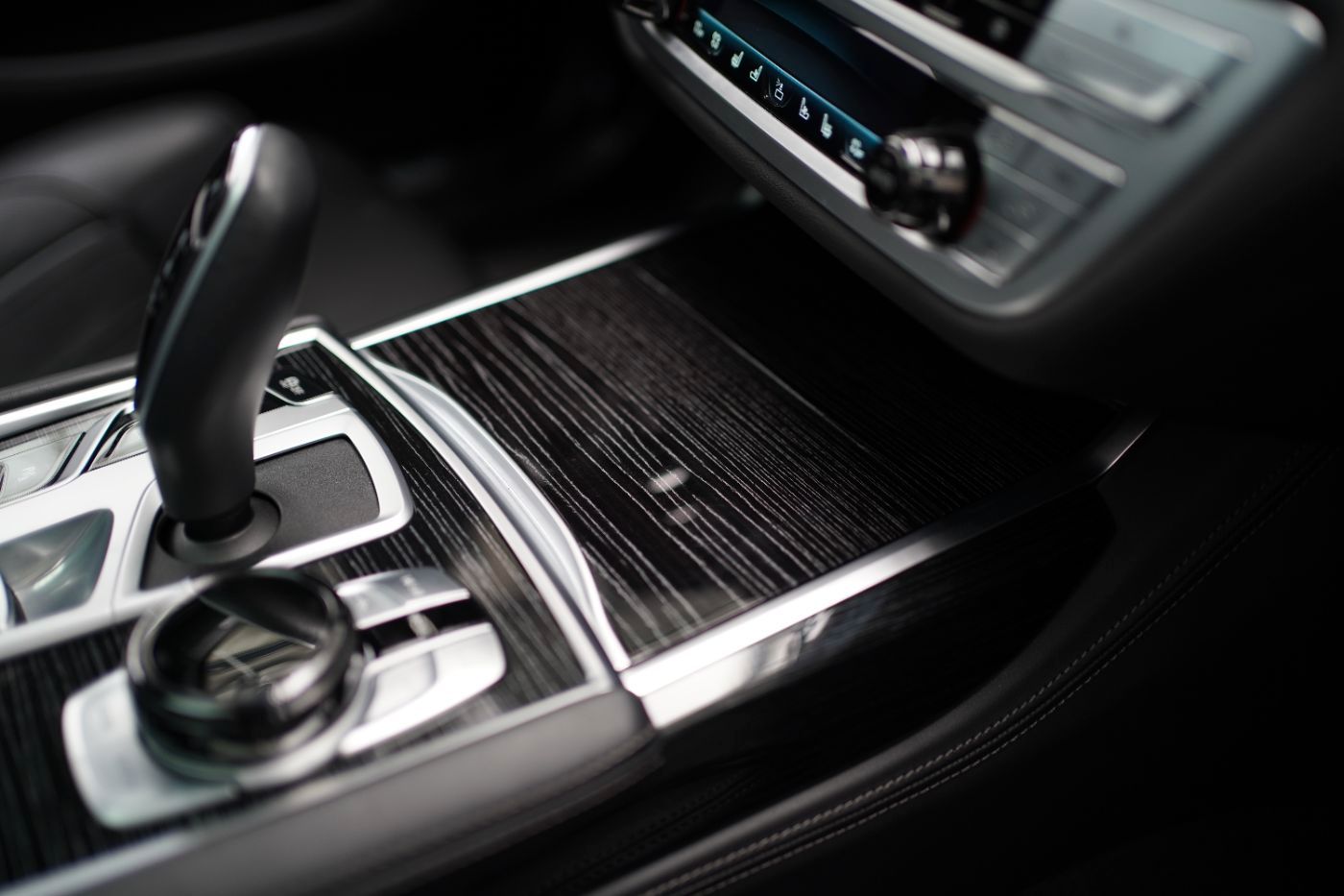 Fahrzeugabbildung BMW 750i xDrive +ferngest. Parken+Komfortsitze v&h++