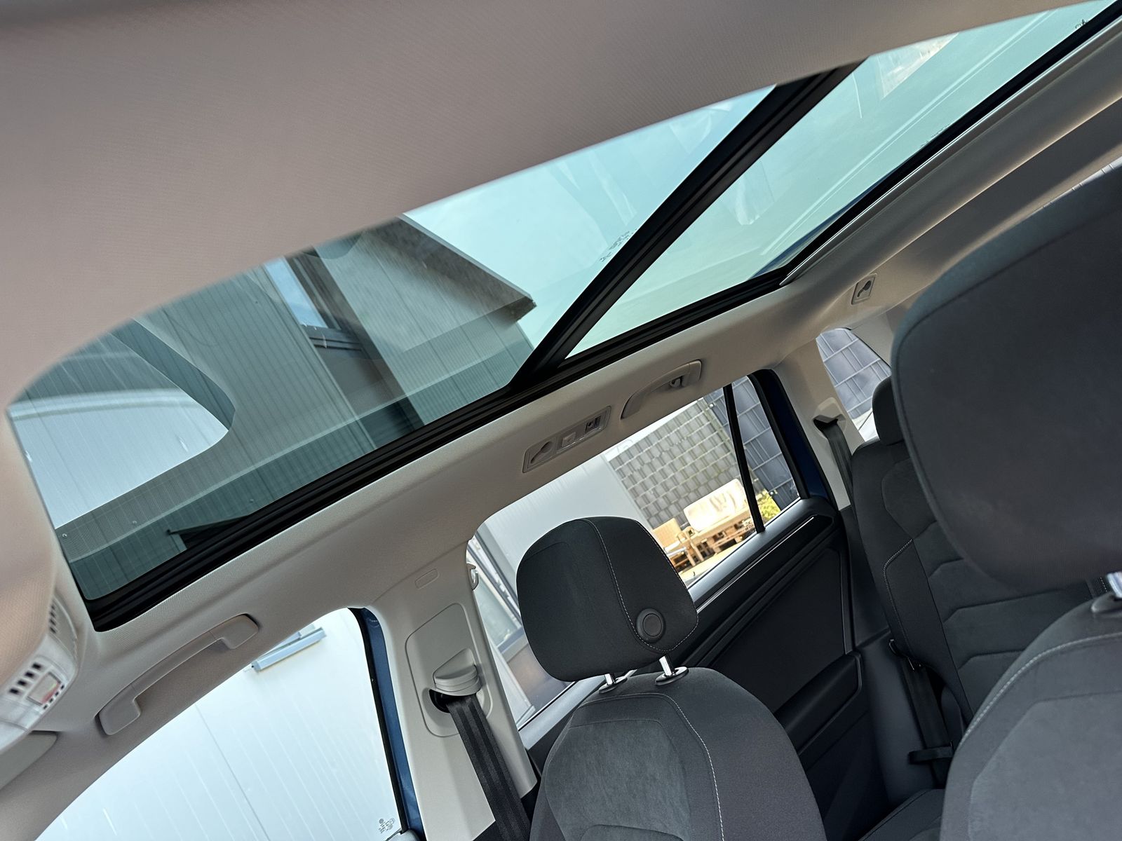 Fahrzeugabbildung Volkswagen Tiguan Allspace 2.0 TDI 4M HL NAV+LED+AHK+PANORA