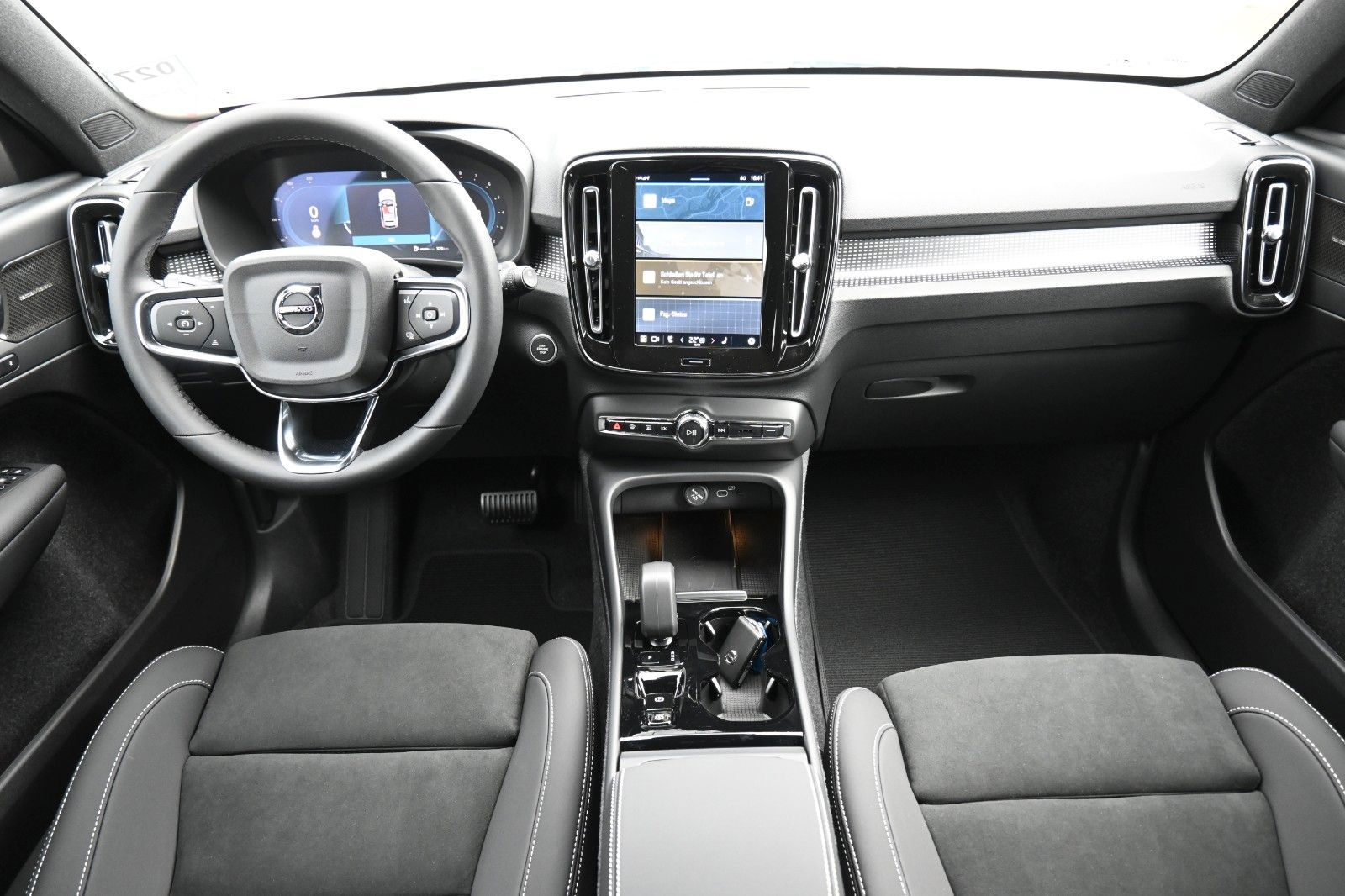 Fahrzeugabbildung Volvo XC40 B3 DSG Plus Dark*360°*ACC*AHK*Allwetter