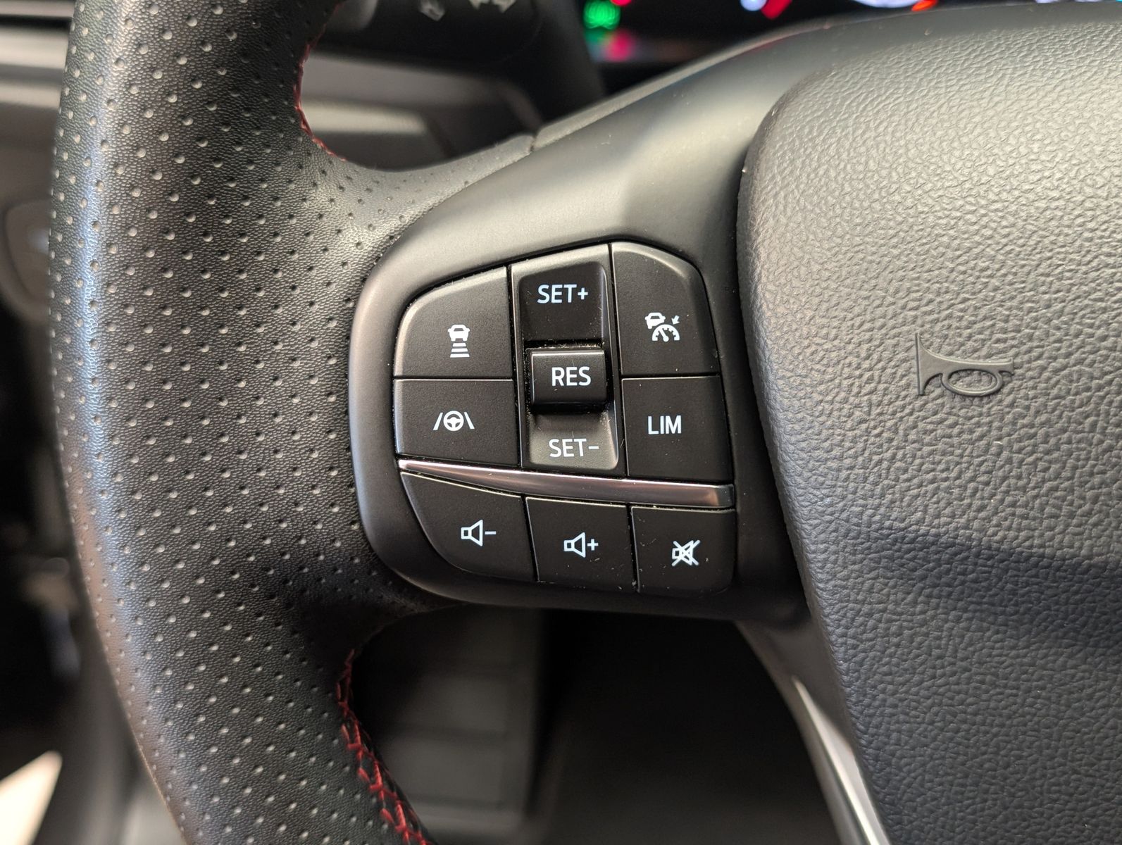 Fahrzeugabbildung Ford Focus 1.0 EB ST-Line ACC LED CAM Styling WINTER